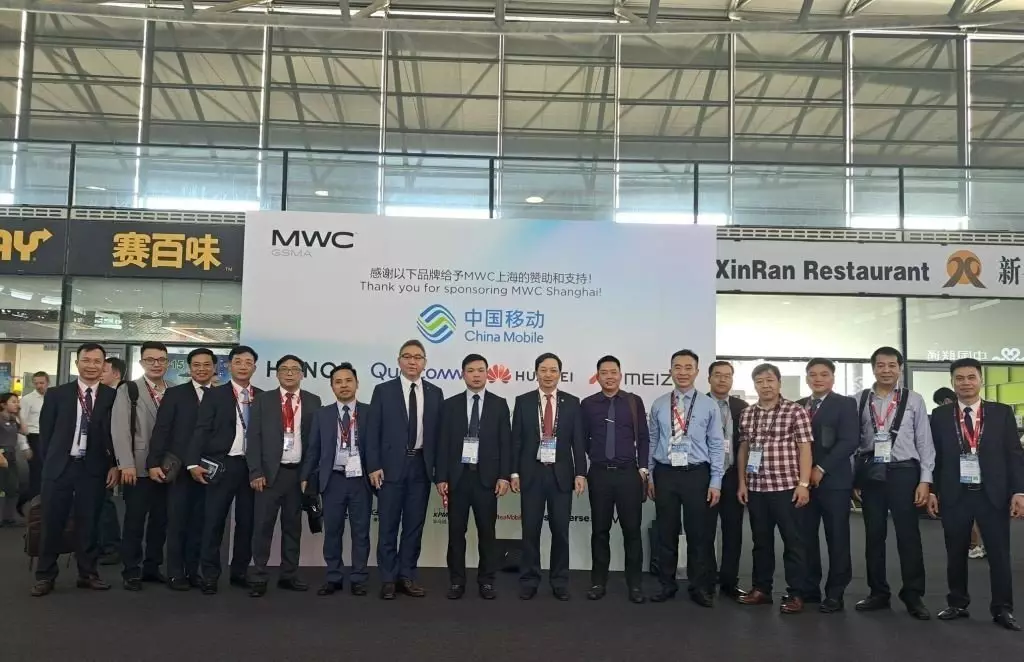 Đoàn công tác CMSC chụp ảnh lưu niệm tại MWC Thượng Hải 2023
