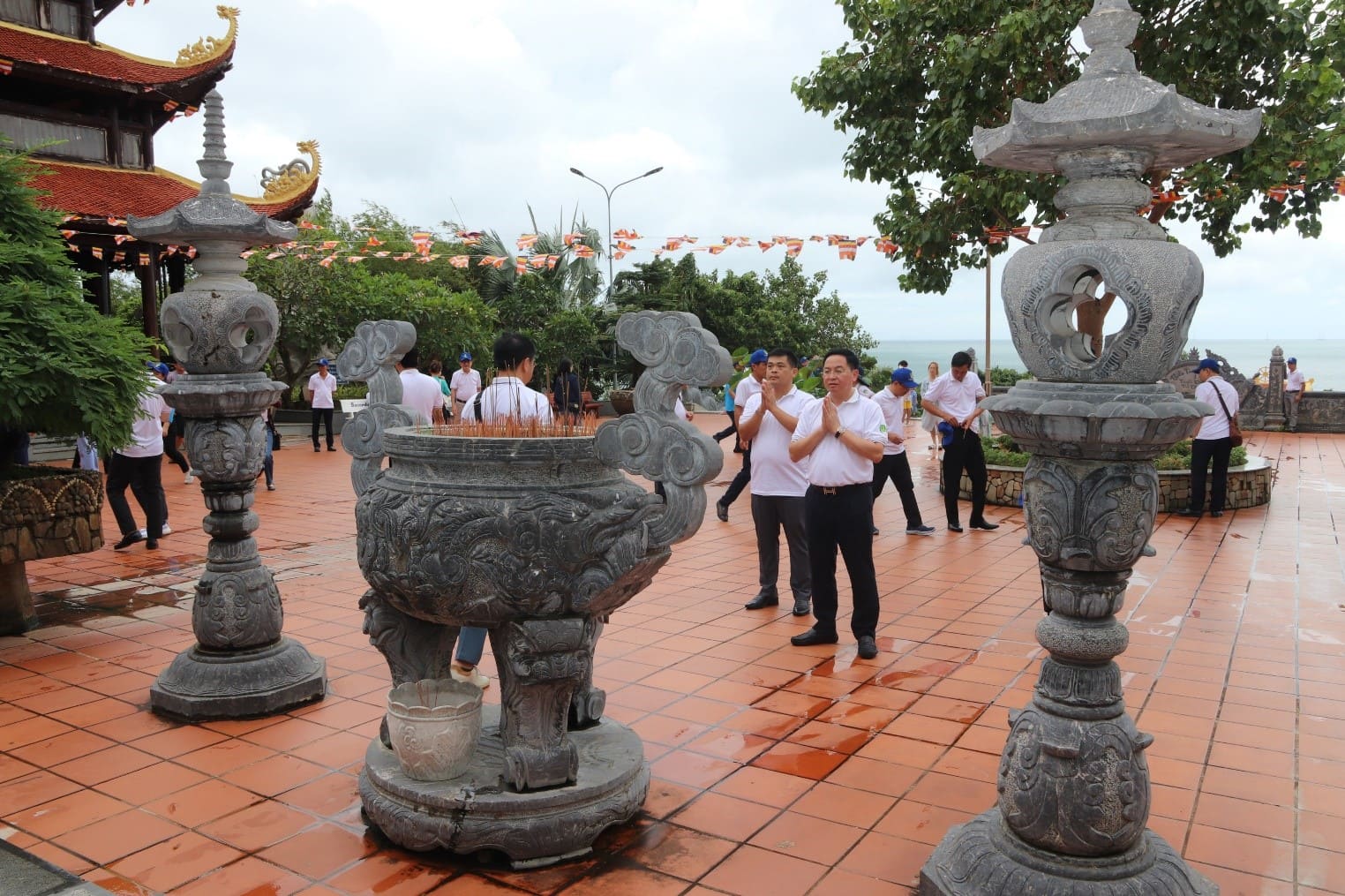 Đoàn Lãnh đạo Tổng công ty Lương thực miền Nam dâng hương tưởng niệm các anh