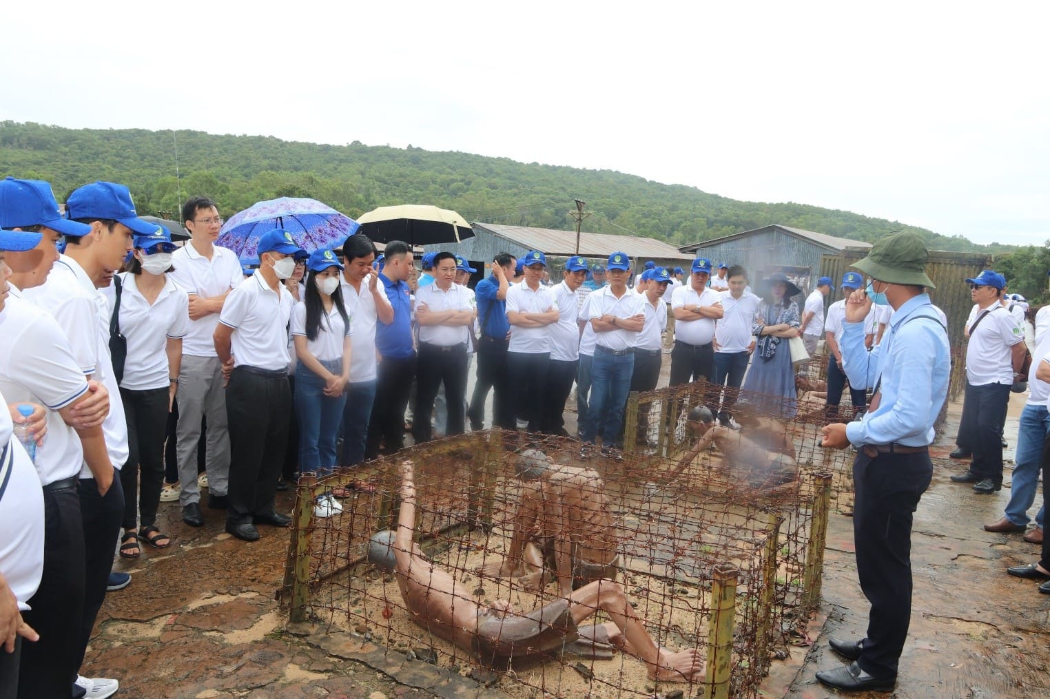 Đoàn tham quan nghe thuyết trình về “chuồng cọp kẽm gai”