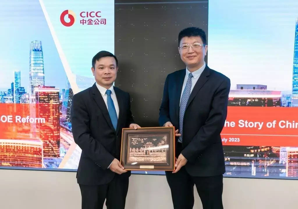 Đồng chí Đỗ Hữu Huy - Phó Chủ tịch CMSC trao quà lưu niệm tặng đồng chí Huang Zhaohui – Bí thư Đảng ủy, Tổng giám đốc CICC