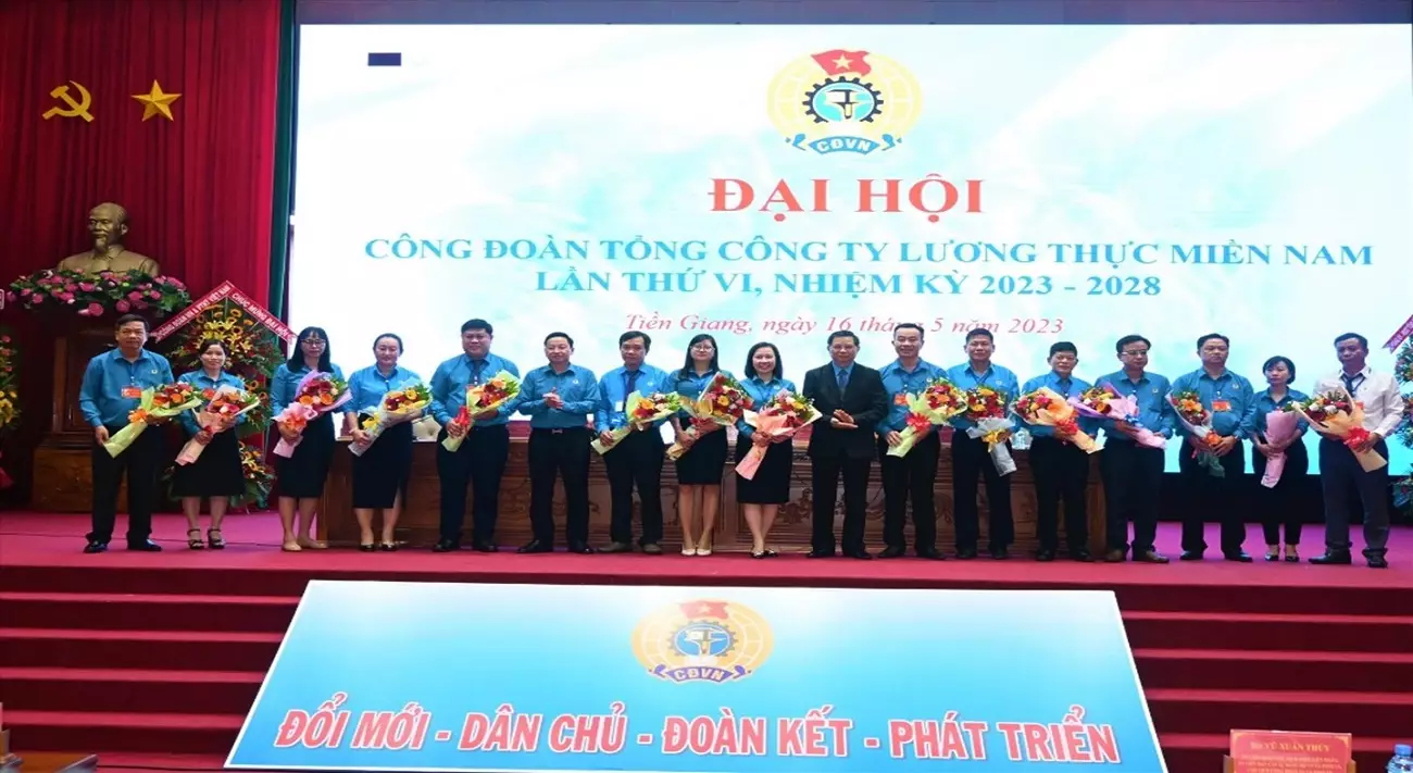 Đồng chí Vũ Xuân Thủy - Chủ tịch Công đoàn NN&PTNT Việt Nam trao hoa và chúc mừng các đồng chí được bầu vào BCH Công đoàn Tổng công ty, NK 2023 – 2028
