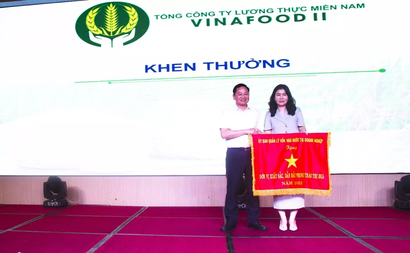 Đồng chí Nguyễn Huy Hưng - Bí thư Đảng ủy, Chủ tịch Hội đồng quản trị Tổng công ty  trao tặng Cờ thi đua cho Công ty CP Xuất nhập khẩu Kiên Giang