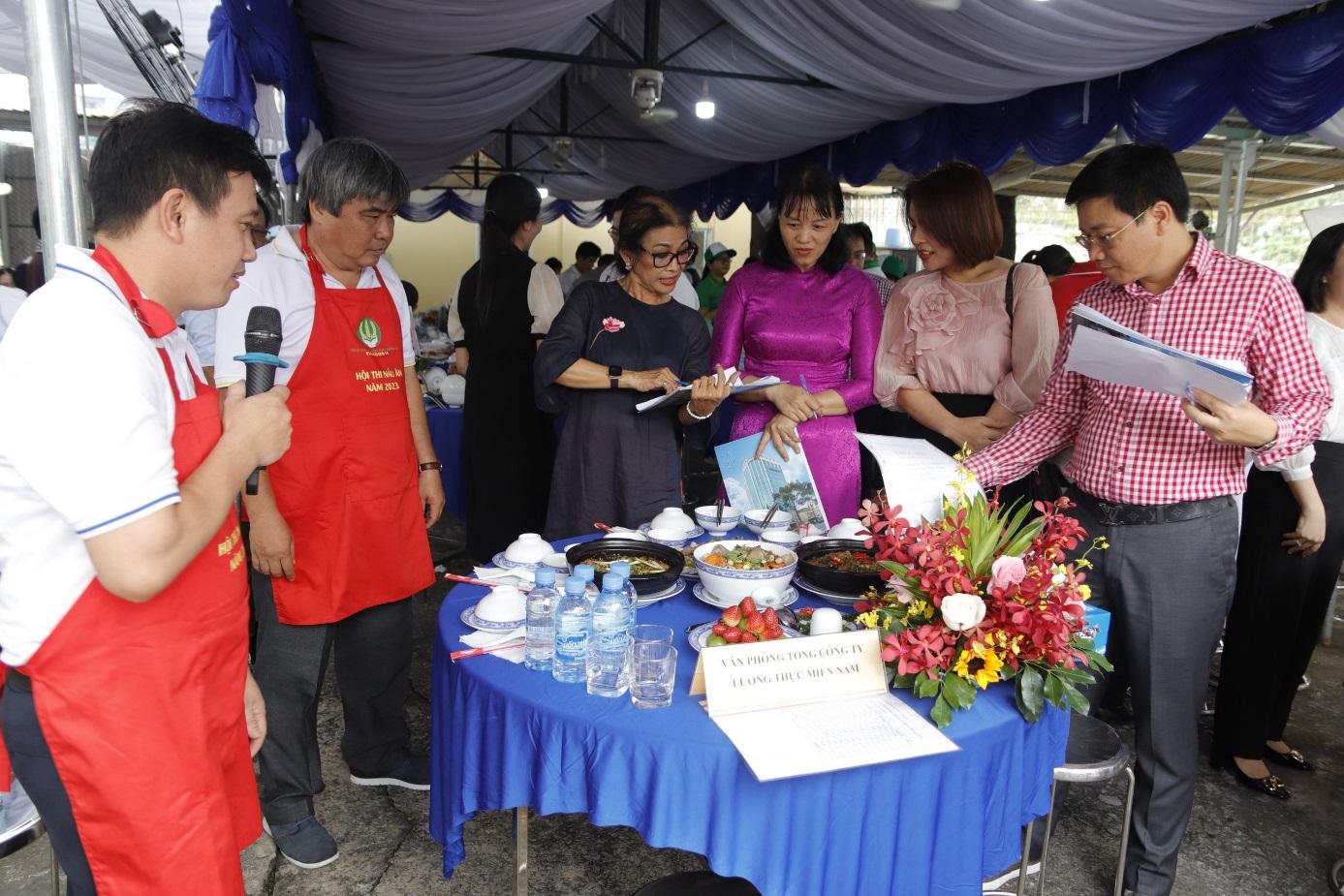 Thí sinh thuyết trình về mâm cơm trước Ban Giám khảo.