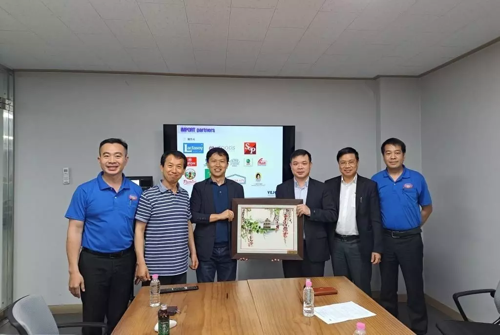 Đồng chí Đỗ Hữu Huy trao quà lưu niệm tại Công ty OYE Hàn Quốc